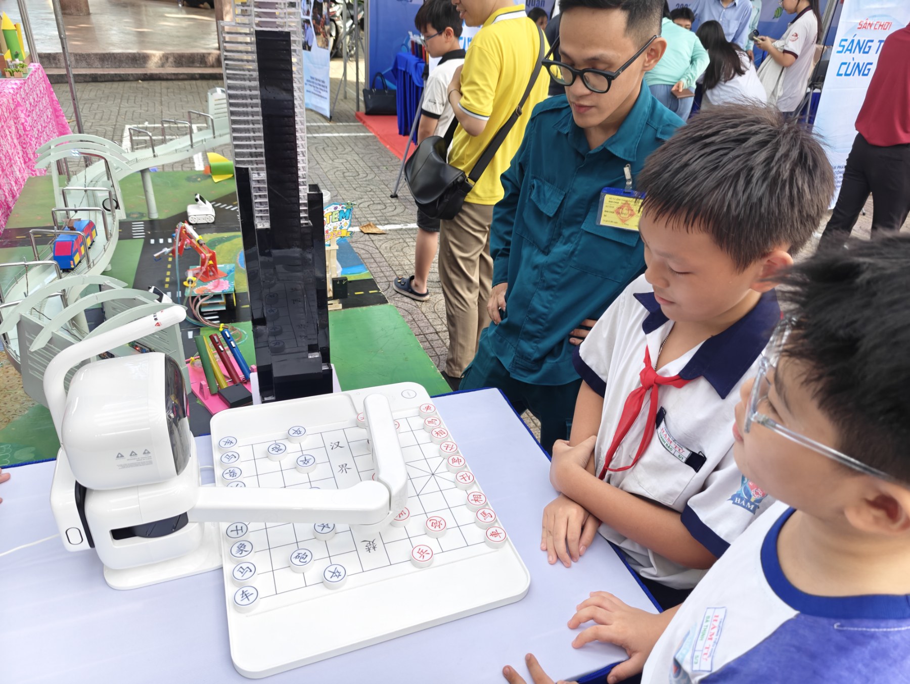 Trẻ em thích thú thi đấu cờ vua với máy, điều khiển robot chó, drone… - Ảnh 1.