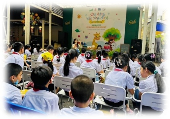 Khơi dậy văn hóa đọc cho học sinh tiểu học từ hoạt động trải nghiệm “du hành vui cùng sách” - Ảnh 4.