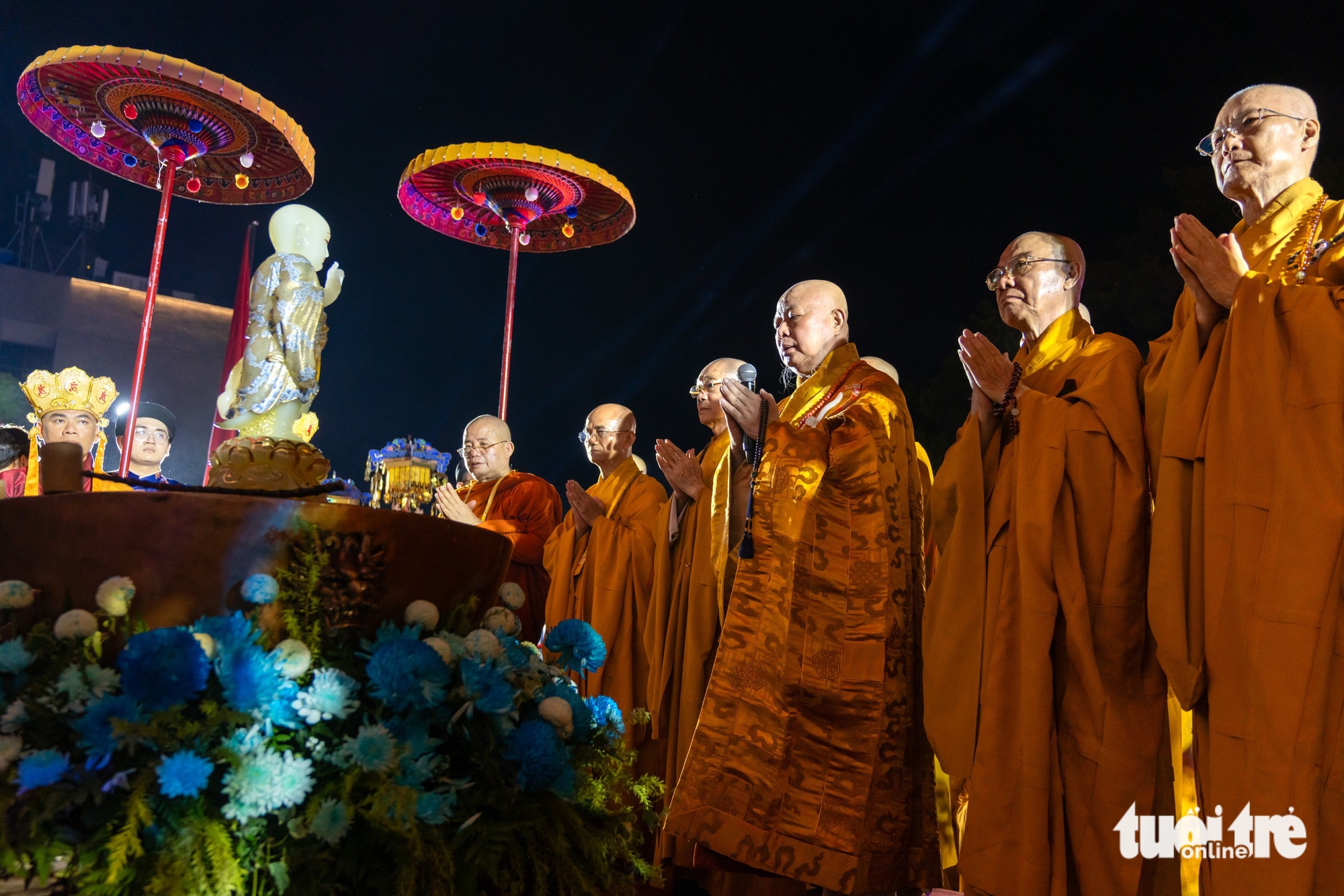 Hàng ngàn tăng ni, phật tử, nghệ sĩ tham gia lễ rước và tắm Phật mùa Phật đản tại TP.HCM - Ảnh 1. Phật đản - Ảnh 1.