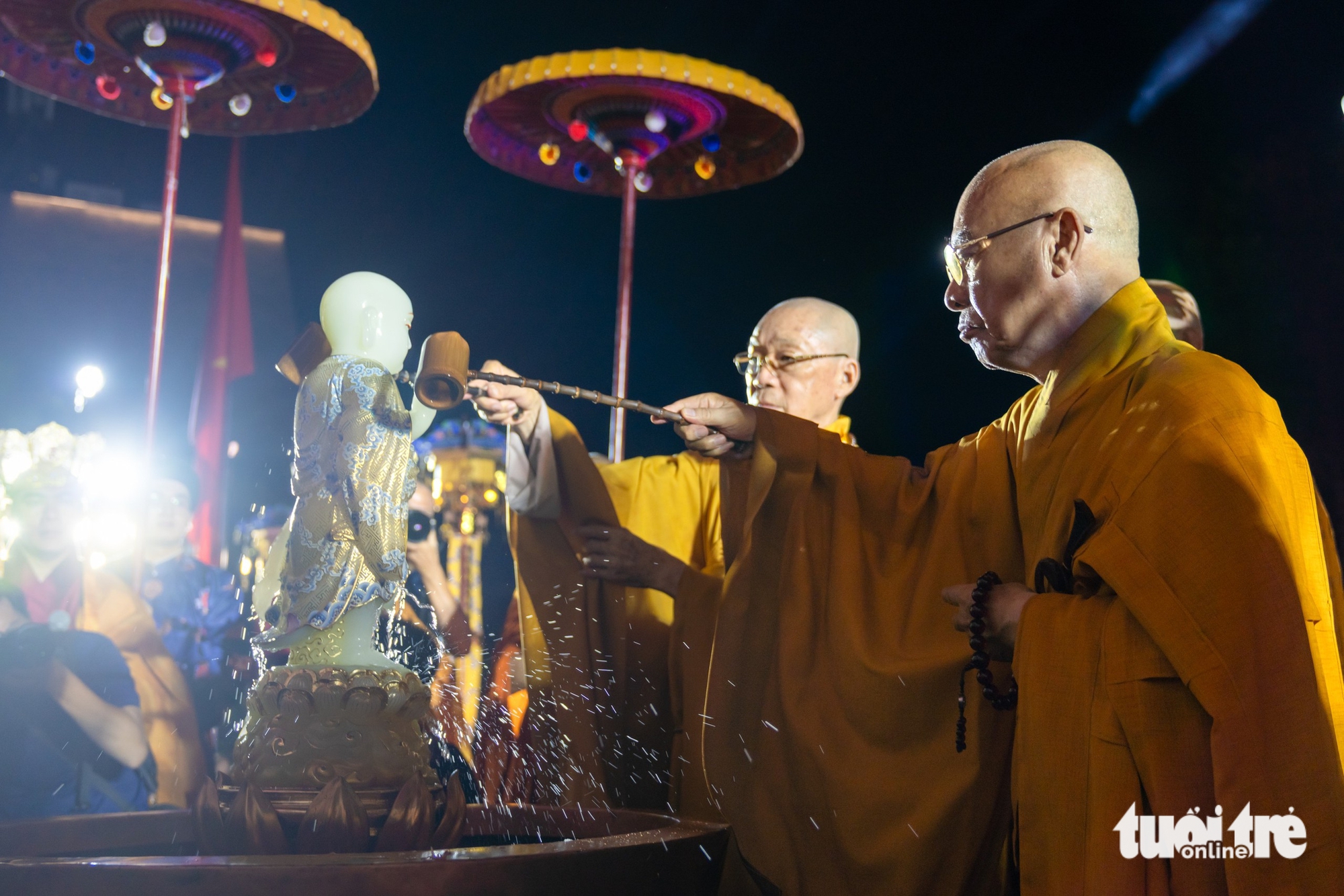 Hàng ngàn tăng ni, phật tử, nghệ sĩ tham gia lễ rước và tắm Phật mùa Phật đản tại TP.HCM - Ảnh 4. Phật đản - Ảnh 4.