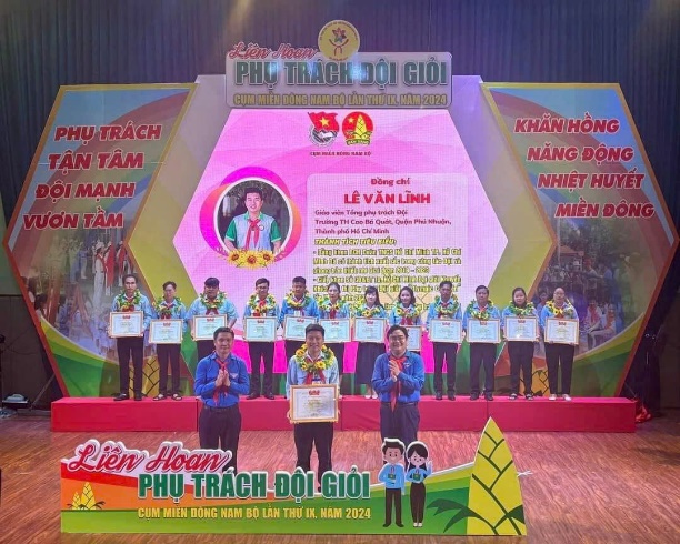 Khơi dậy văn hóa đọc cho học sinh tiểu học từ hoạt động trải nghiệm “du hành vui cùng sách” - Ảnh 1.