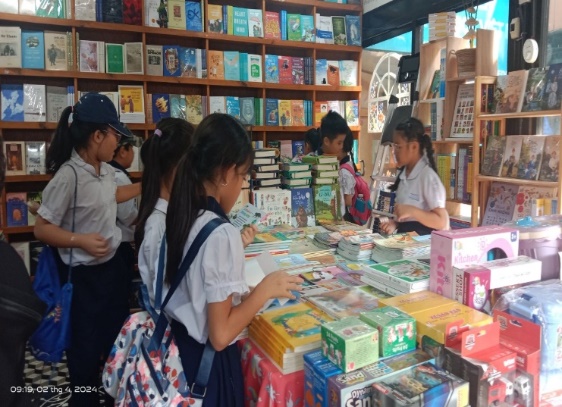 Khơi dậy văn hóa đọc cho học sinh tiểu học từ hoạt động trải nghiệm “du hành vui cùng sách” - Ảnh 5.