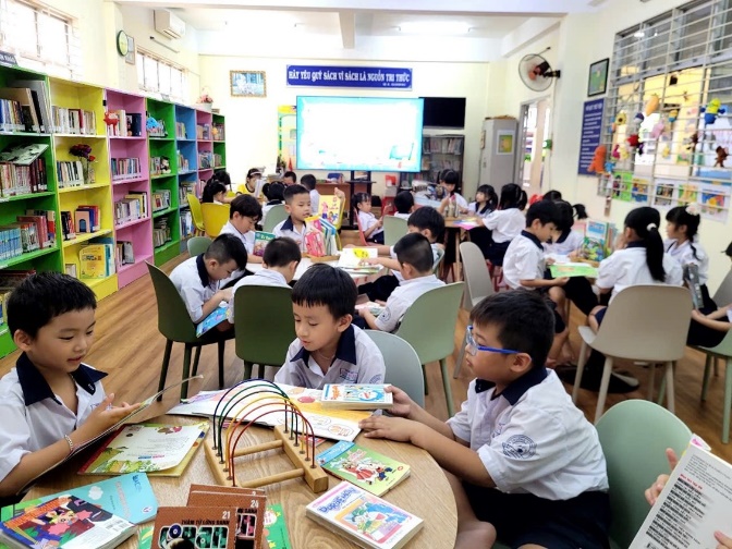 Khơi dậy văn hóa đọc cho học sinh tiểu học từ hoạt động trải nghiệm “du hành vui cùng sách” - Ảnh 7.