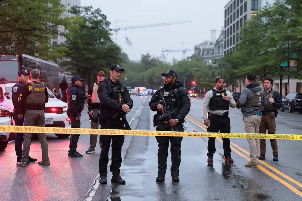 Gallery - Suspect dies after trading gunfire with officers near White House, Secret Service says - image 9