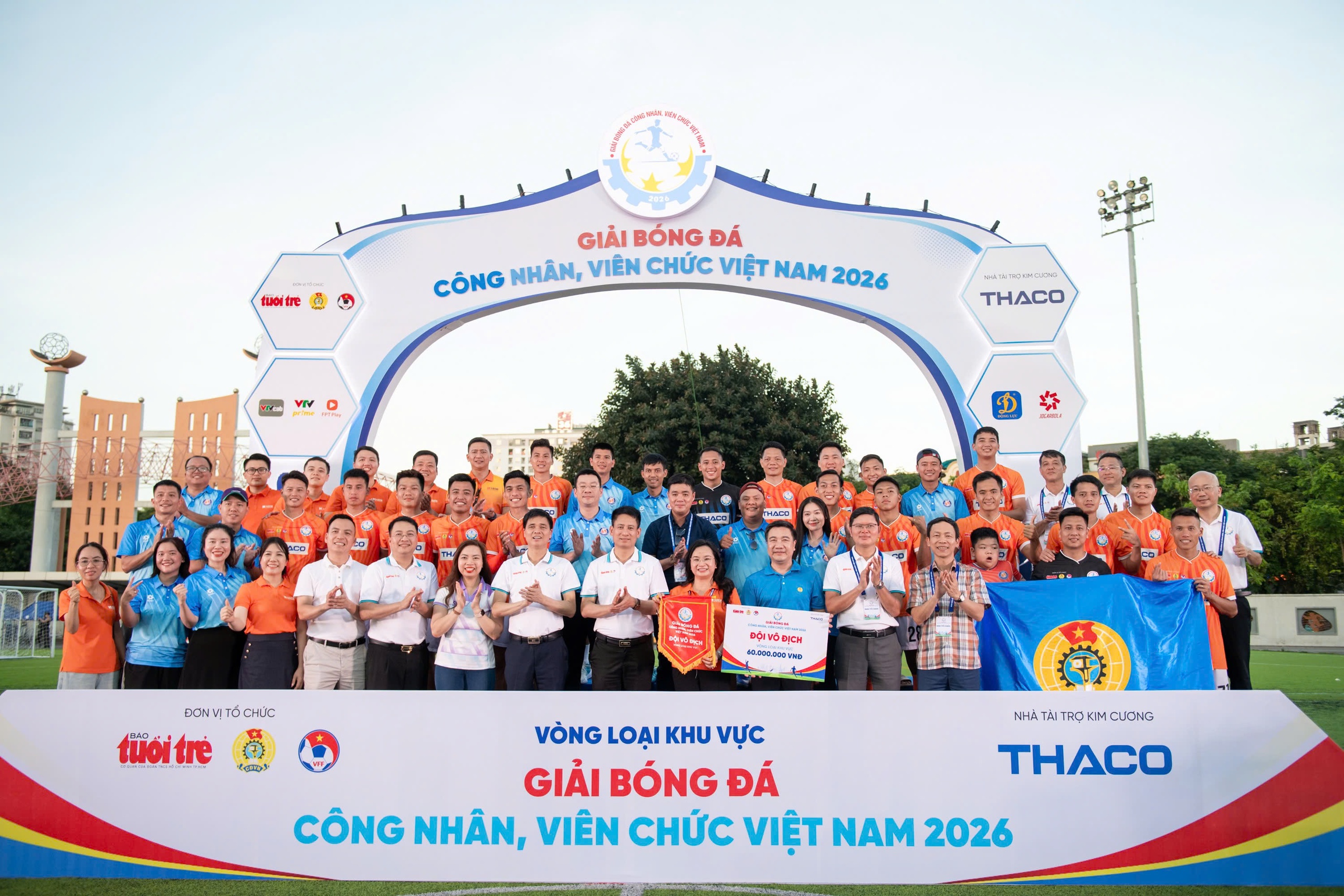 Nhà vô địch nâng cúp Giải bóng đá công nhân, viên chức Việt Nam 2026 - Ảnh 10.