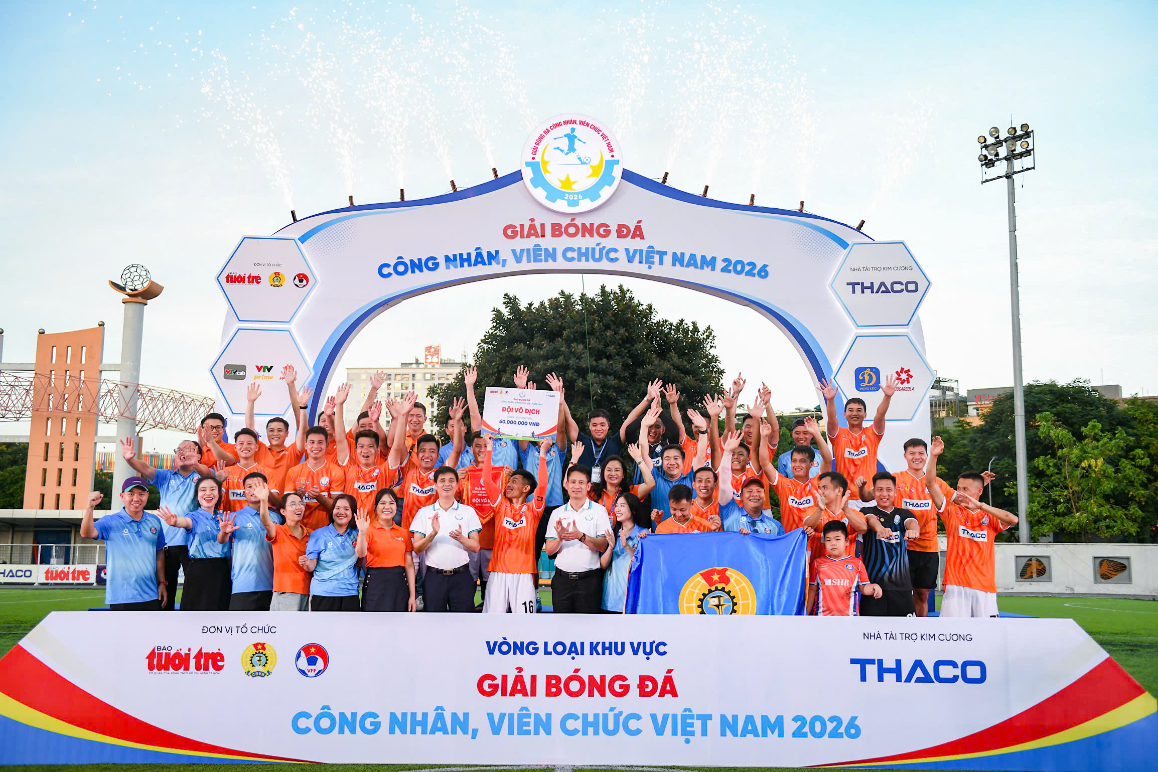 Nhà vô địch nâng cúp Giải bóng đá công nhân, viên chức Việt Nam 2026 - Ảnh 1.