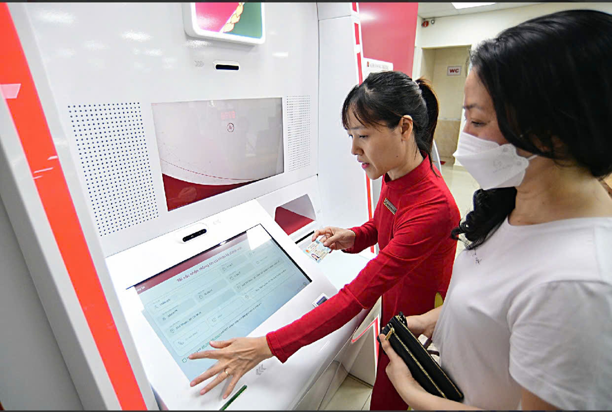 Ngân hàng cấp tập bảo vệ 'túi tiền' cho khách - Ảnh 1. ngân hàng - Ảnh 1.