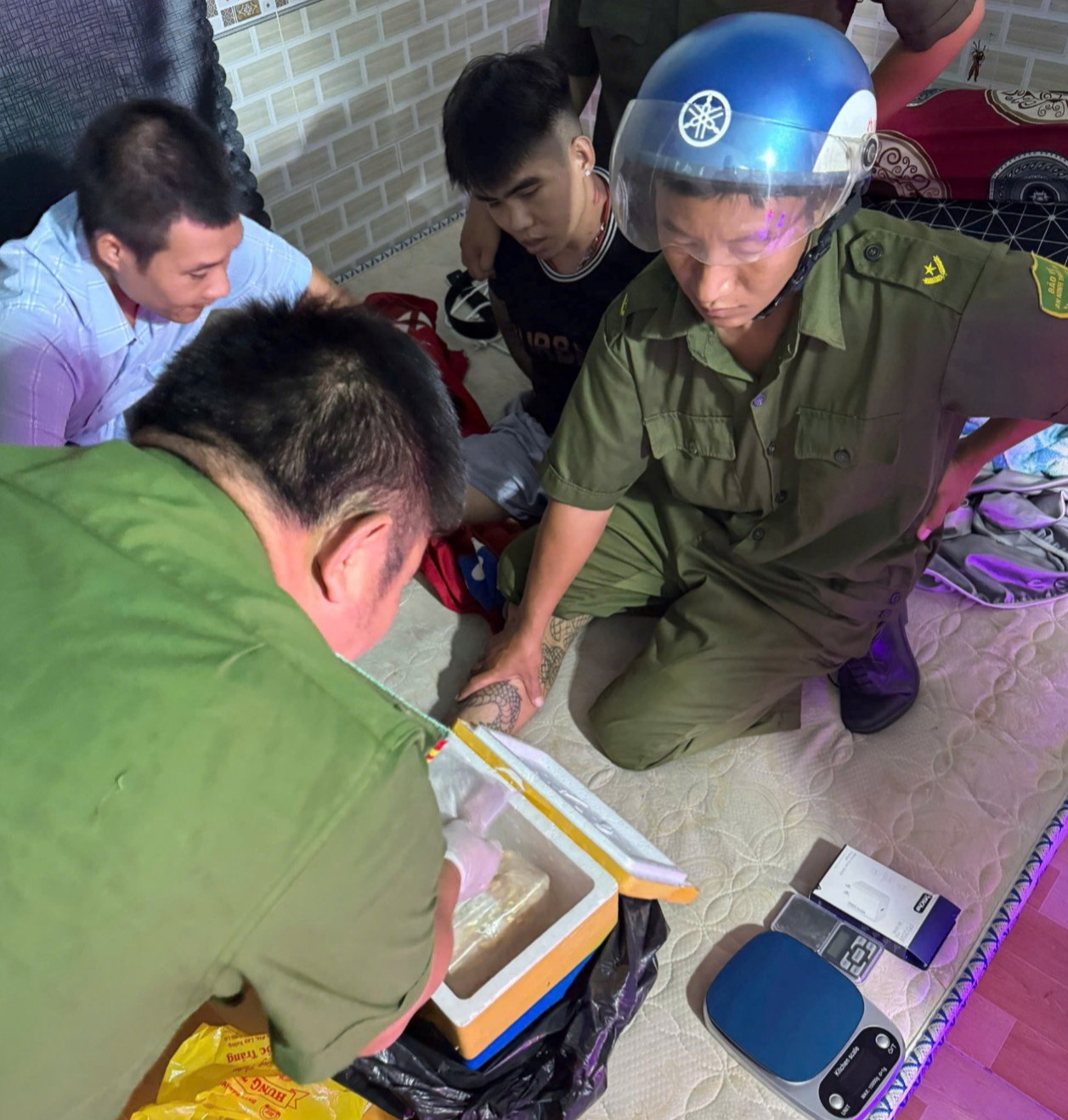 Gallery - 50 charged after police raid Vietnam’s Vung Tau bar over drug network