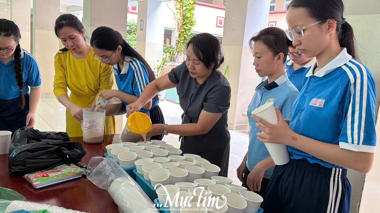Thầy cô Trường THPT Nguyễn Hiền tặng trà sữa đậu đỏ  cho học sinh lớp 12 - Ảnh 1.