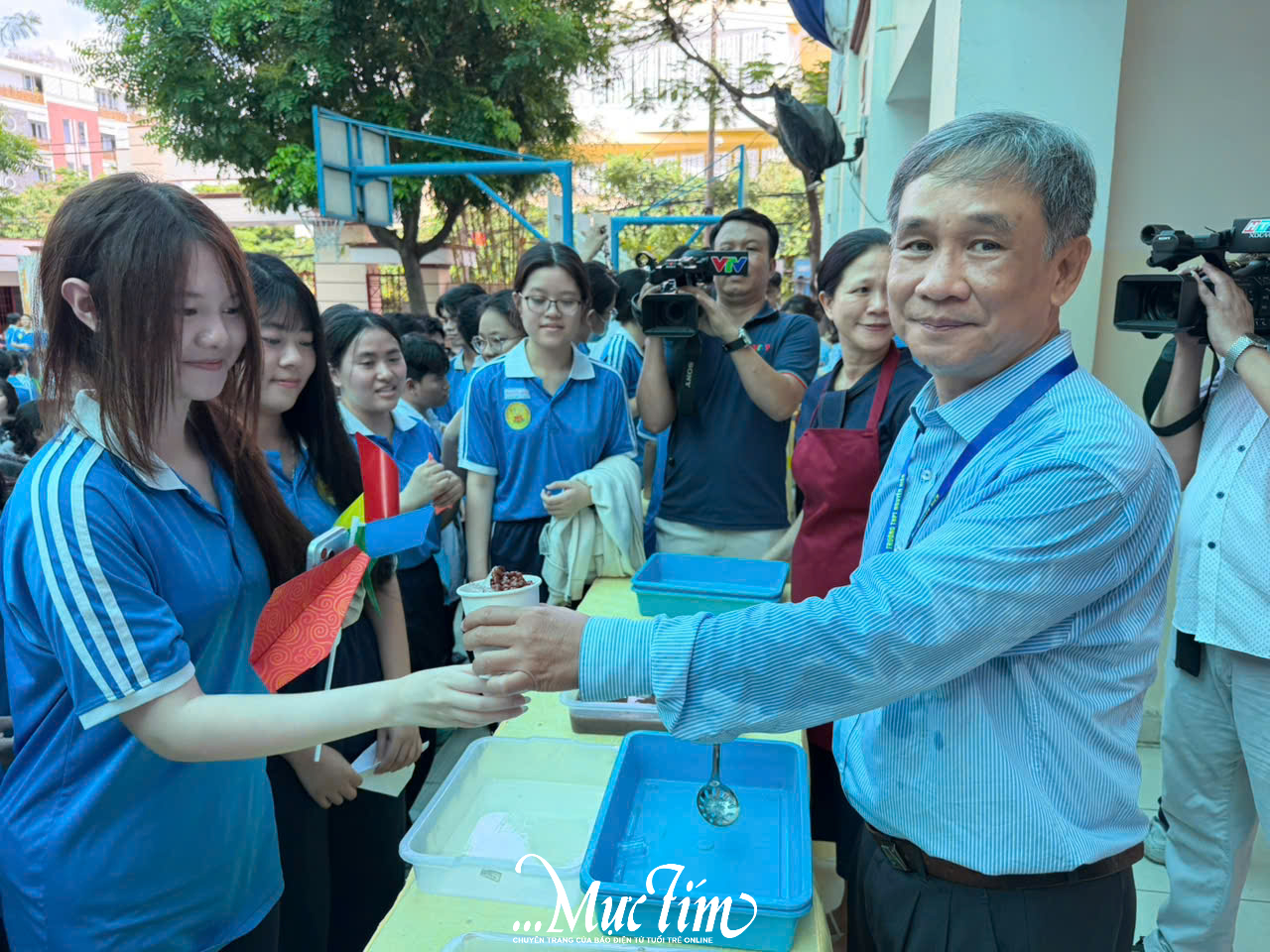 Thầy cô Trường THPT Nguyễn Hiền tặng trà sữa đậu đỏ  cho học sinh lớp 12 - Ảnh 2.