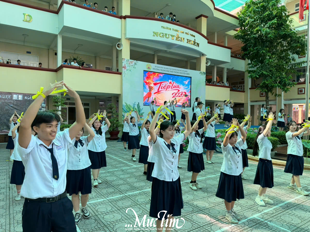 Thầy cô Trường THPT Nguyễn Hiền tặng trà sữa đậu đỏ  cho học sinh lớp 12 - Ảnh 3.
