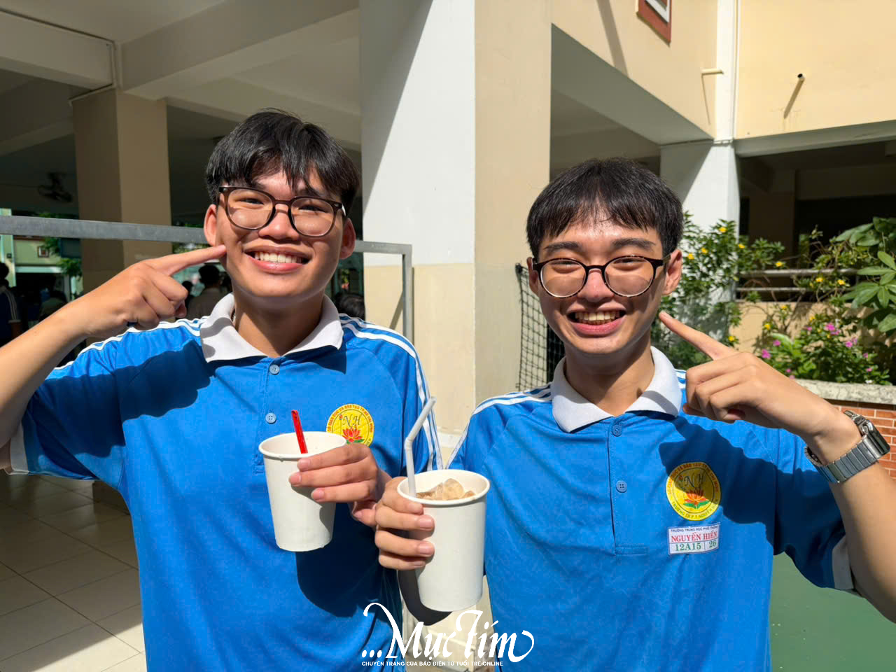 Thầy cô Trường THPT Nguyễn Hiền tặng trà sữa đậu đỏ  cho học sinh lớp 12 - Ảnh 4.
