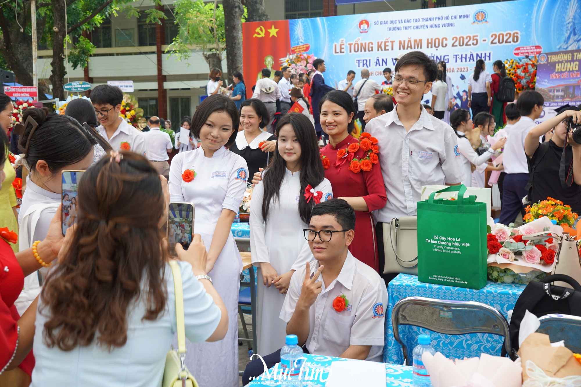 Học sinh trường chuyên cài hoa lên áo cha mẹ, thầy cô, nói lời cảm ơn trong ngày trưởng thành - Ảnh 1.