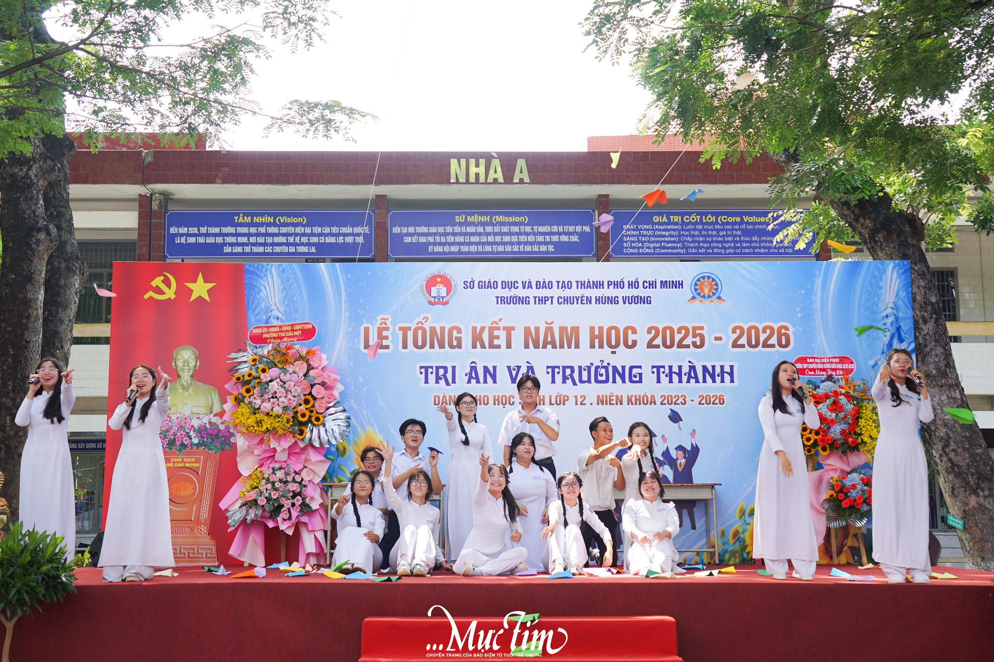 Học sinh trường chuyên cài hoa lên áo cha mẹ, thầy cô, nói lời cảm ơn trong ngày trưởng thành - Ảnh 2.
