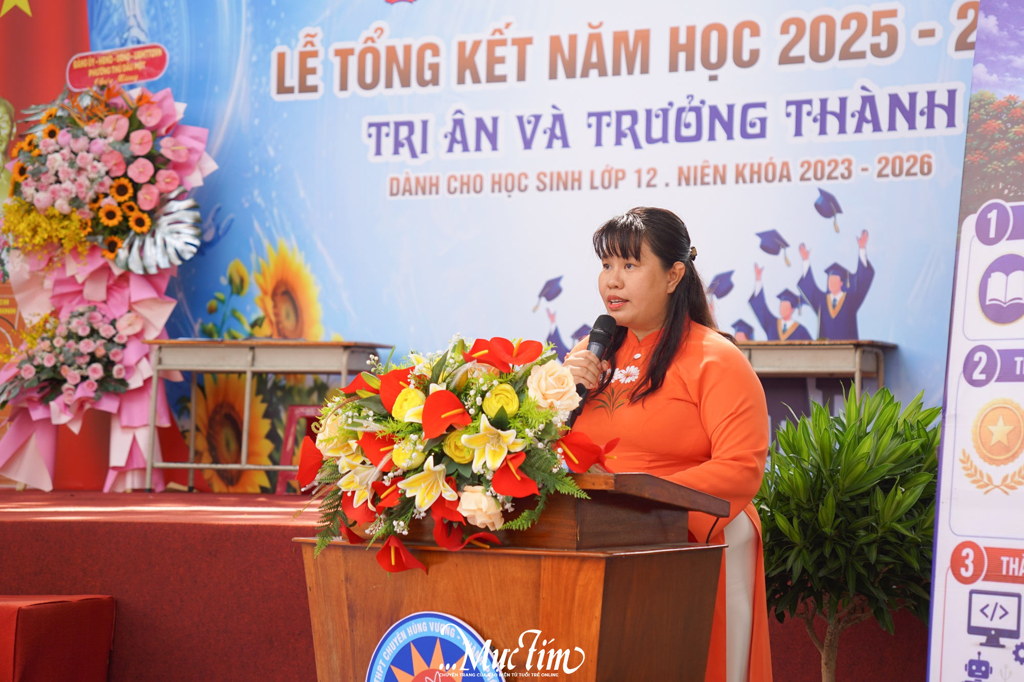 Học sinh trường chuyên cài hoa lên áo cha mẹ, thầy cô, nói lời cảm ơn trong ngày trưởng thành - Ảnh 3.