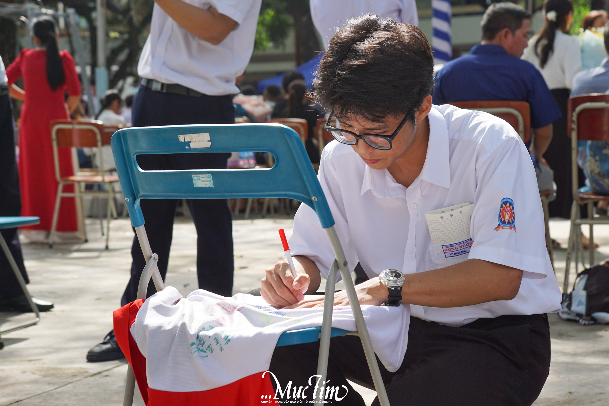 Học sinh trường chuyên cài hoa lên áo cha mẹ, thầy cô, nói lời cảm ơn trong ngày trưởng thành - Ảnh 4.