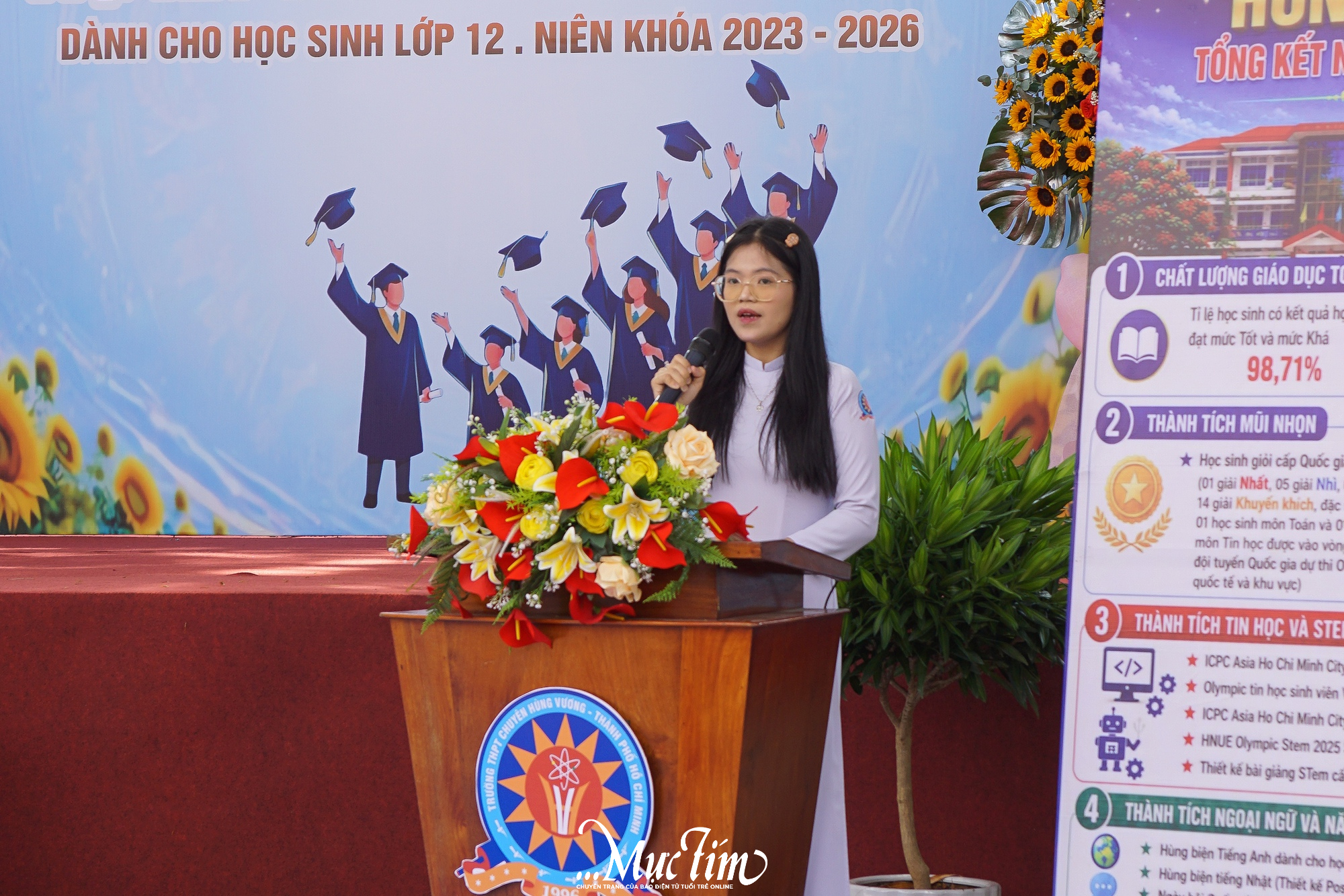 Học sinh trường chuyên cài hoa lên áo cha mẹ, thầy cô, nói lời cảm ơn trong ngày trưởng thành - Ảnh 5.