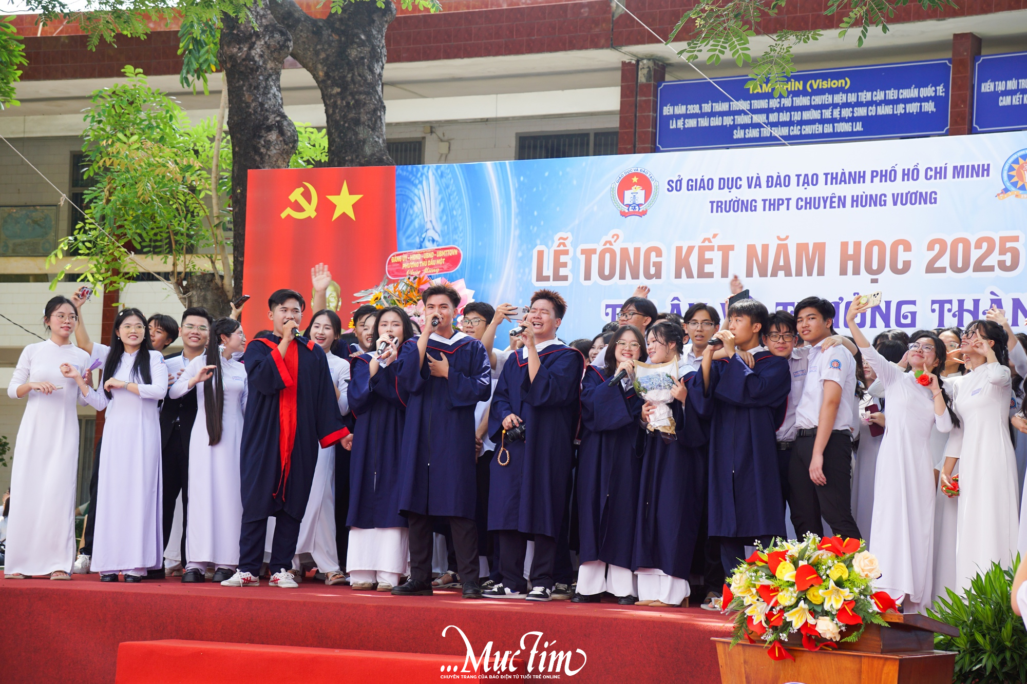 Học sinh trường chuyên cài hoa lên áo cha mẹ, thầy cô, nói lời cảm ơn trong ngày trưởng thành - Ảnh 6.