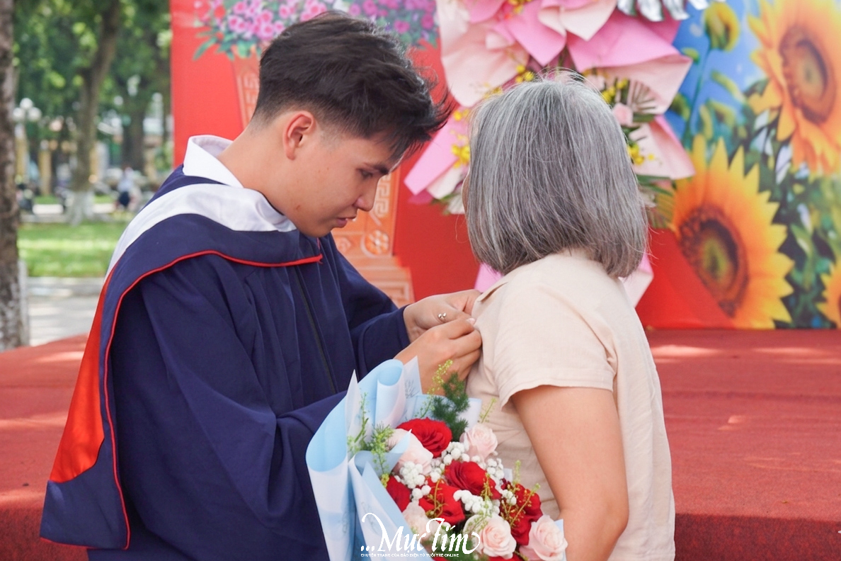 Học sinh trường chuyên cài hoa lên áo cha mẹ, thầy cô, nói lời cảm ơn trong ngày trưởng thành - Ảnh 7.