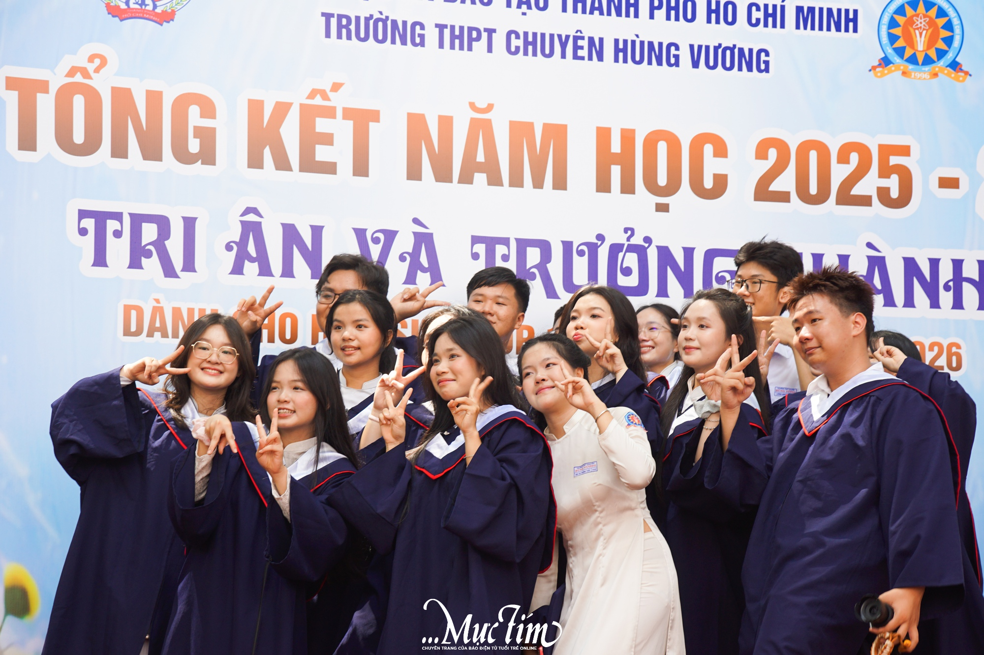 Học sinh trường chuyên cài hoa lên áo cha mẹ, thầy cô, nói lời cảm ơn trong ngày trưởng thành - Ảnh 8.