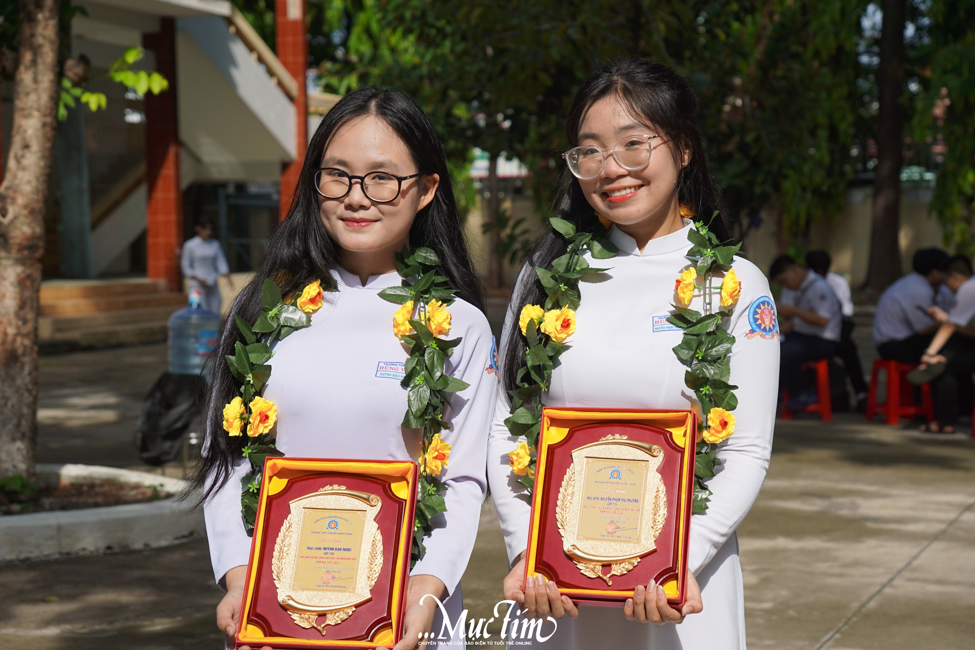 Học sinh trường chuyên cài hoa lên áo cha mẹ, thầy cô, nói lời cảm ơn trong ngày trưởng thành - Ảnh 10.