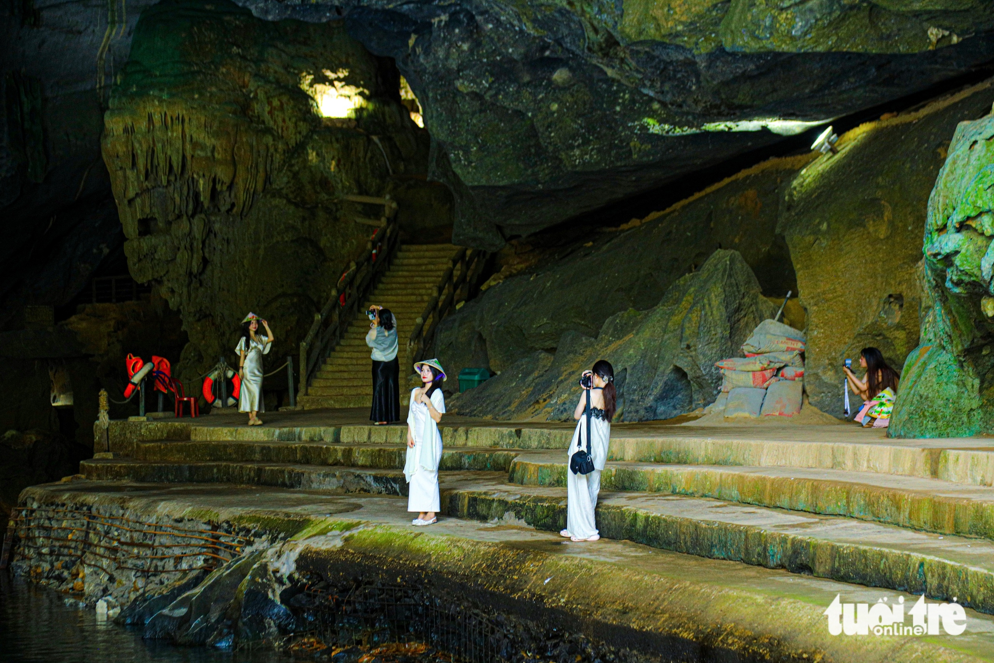 Du khách tấp nập ngược sông Son vào động Phong Nha giữa cao điểm nắng nóng động Phong Nha - Ảnh 6.