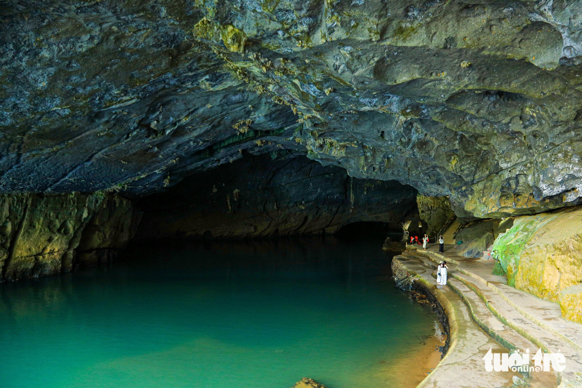 Du khách tấp nập ngược sông Son vào động Phong Nha giữa cao điểm nắng nóng động Phong Nha - Ảnh 12.