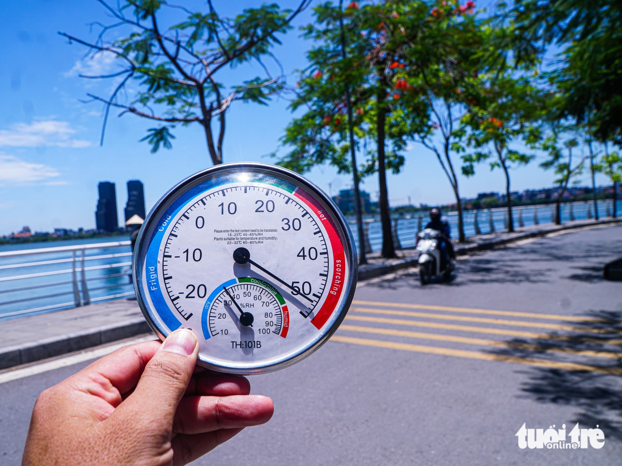 Người dân Hà Nội đội nắng mưu sinh trong ngày thủ đô nóng nhất cả nước - Ảnh 1.
