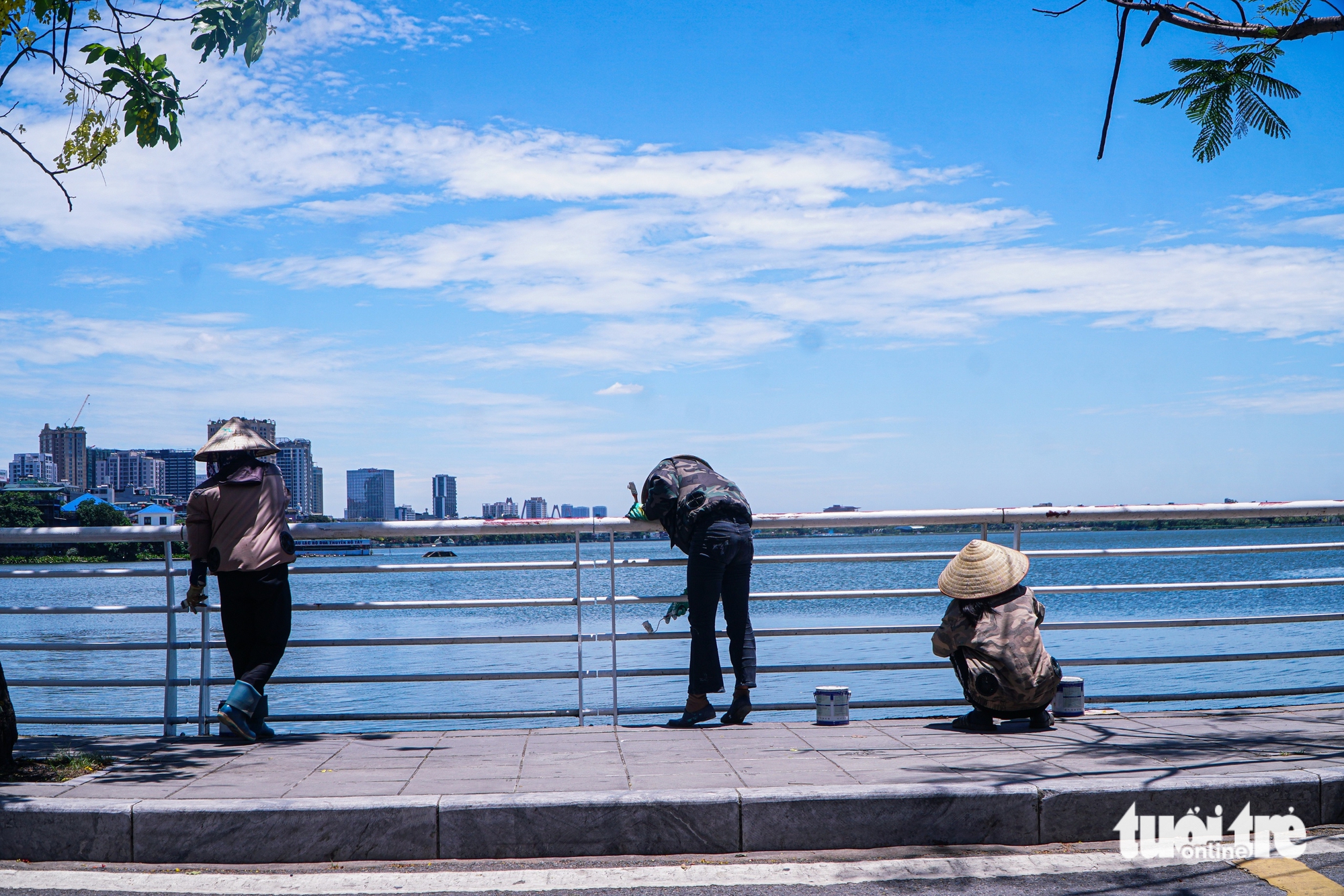 Người dân Hà Nội đội nắng mưu sinh trong ngày thủ đô nóng nhất cả nước - Ảnh 18.