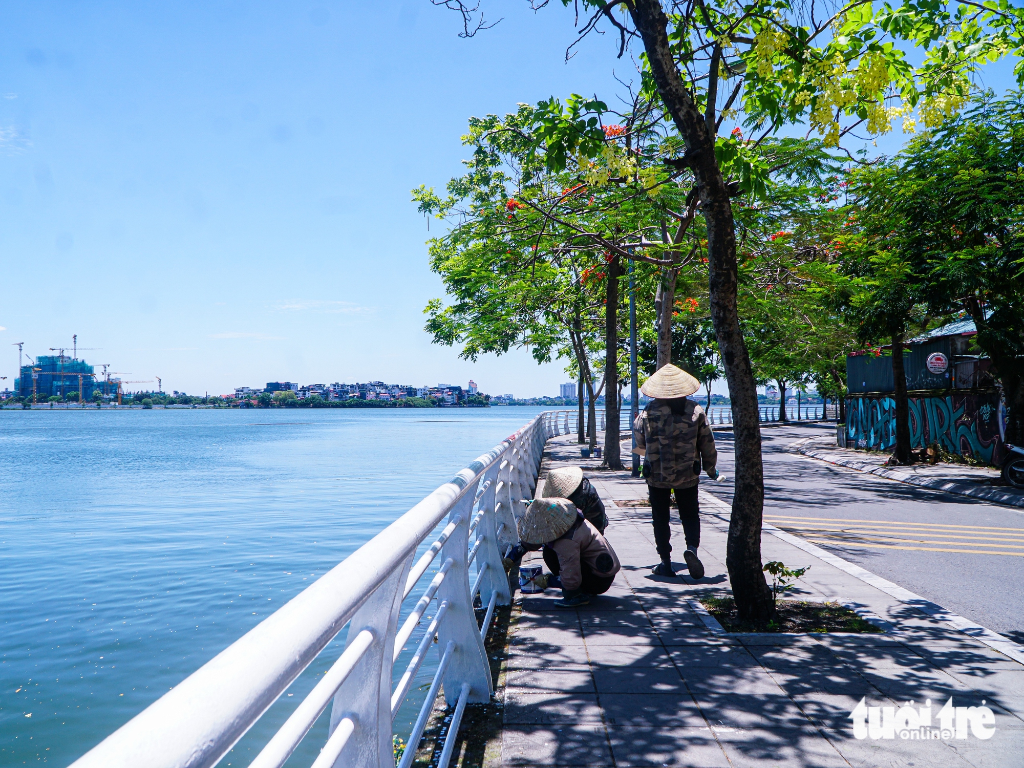 Người dân Hà Nội đội nắng mưu sinh trong ngày thủ đô nóng nhất cả nước - Ảnh 19.