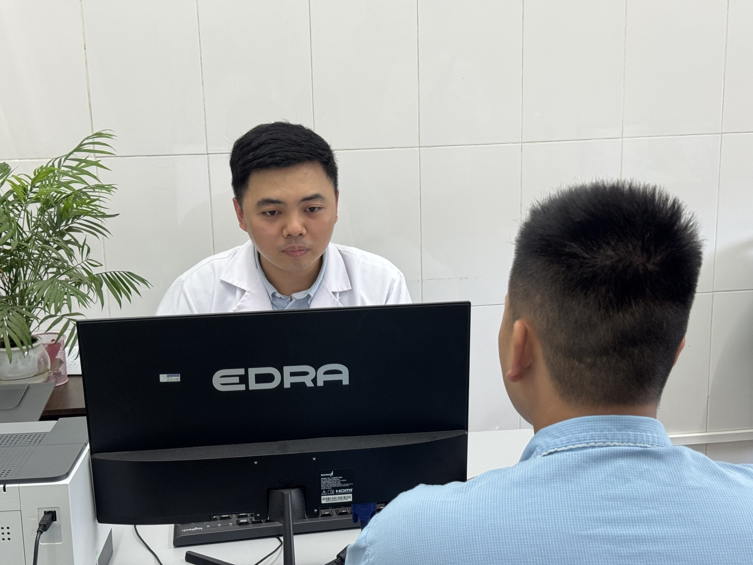 Tin tức sáng 27-5: 100% trạm y tế TP.HCM khám chữa bệnh tại nhà từ năm nay; Gia tăng người stress - Ảnh 1. khám chữa bệnh - Ảnh 1.