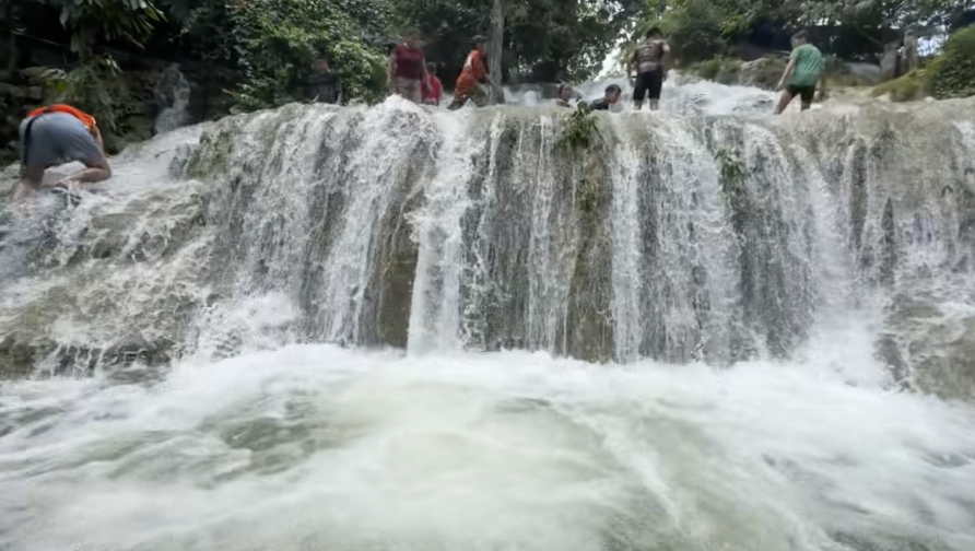 Bé trai đuối nước giữa dòng thác, được nam sinh viên trường y ép tim cứu sống - Ảnh 1. đuối nước - Ảnh 1.