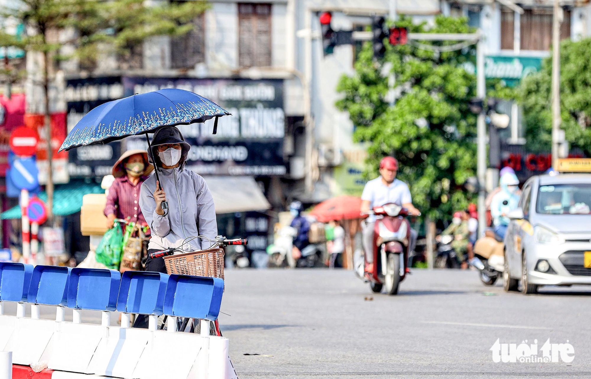 Gallery - Hanoi swelters in severe heatwave as surface temperatures hit 56 degrees Celsius at midday - image 26