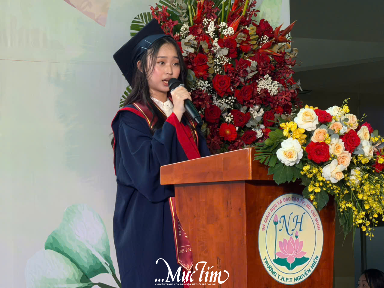 Teen Trường THPT Nguyễn Hiền cùng thổi bánh kem, bật khóc mừng tuổi 18  - Ảnh 2.