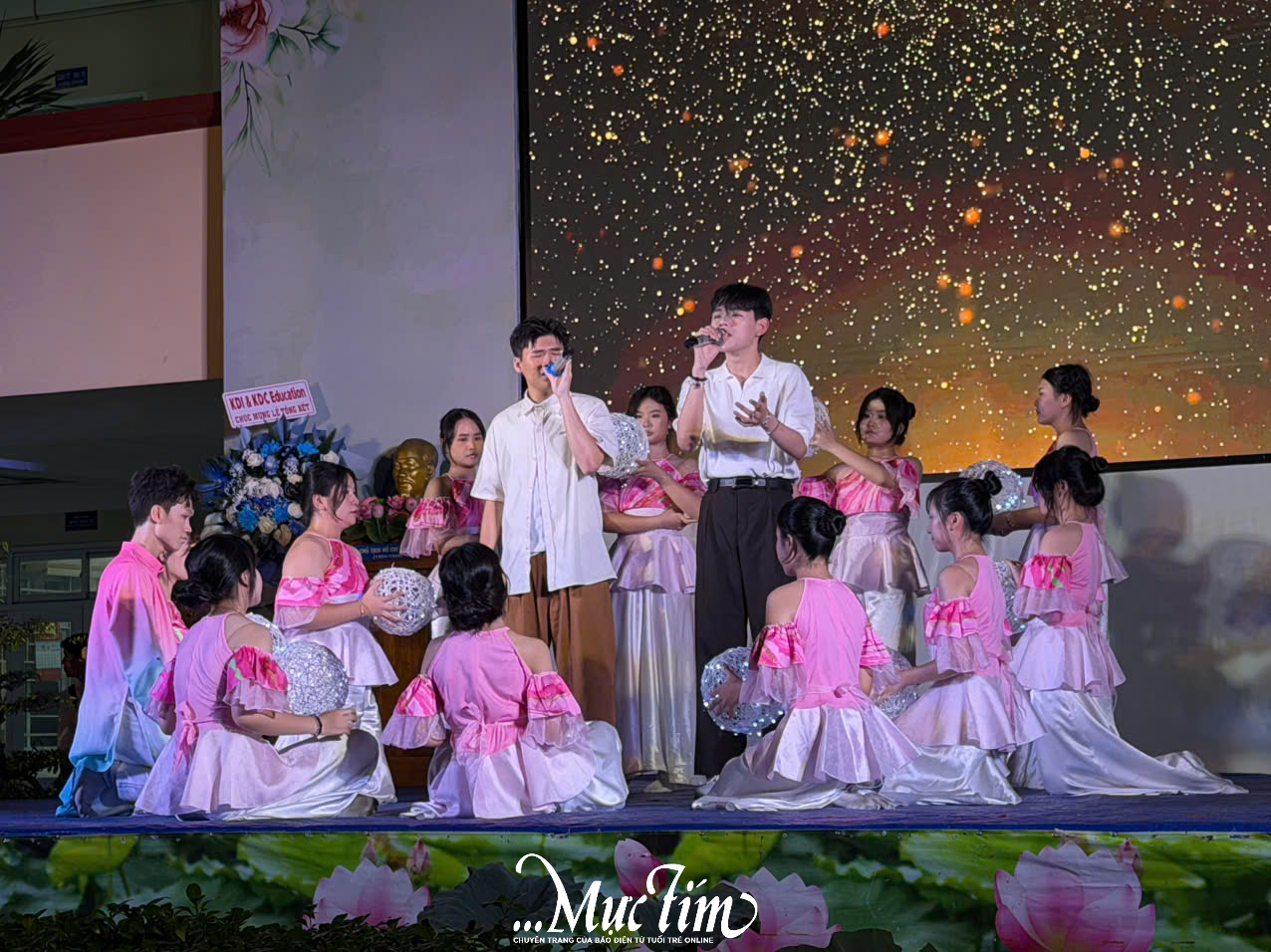 Teen Trường THPT Nguyễn Hiền cùng thổi bánh kem, bật khóc mừng tuổi 18  - Ảnh 4.