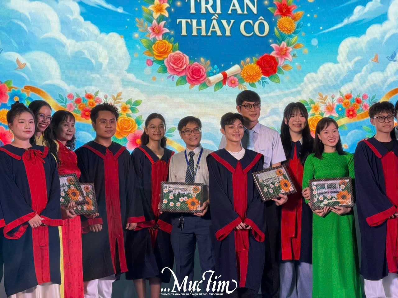 Teen Trường THPT Nguyễn Hiền cùng thổi bánh kem, bật khóc mừng tuổi 18  - Ảnh 8.