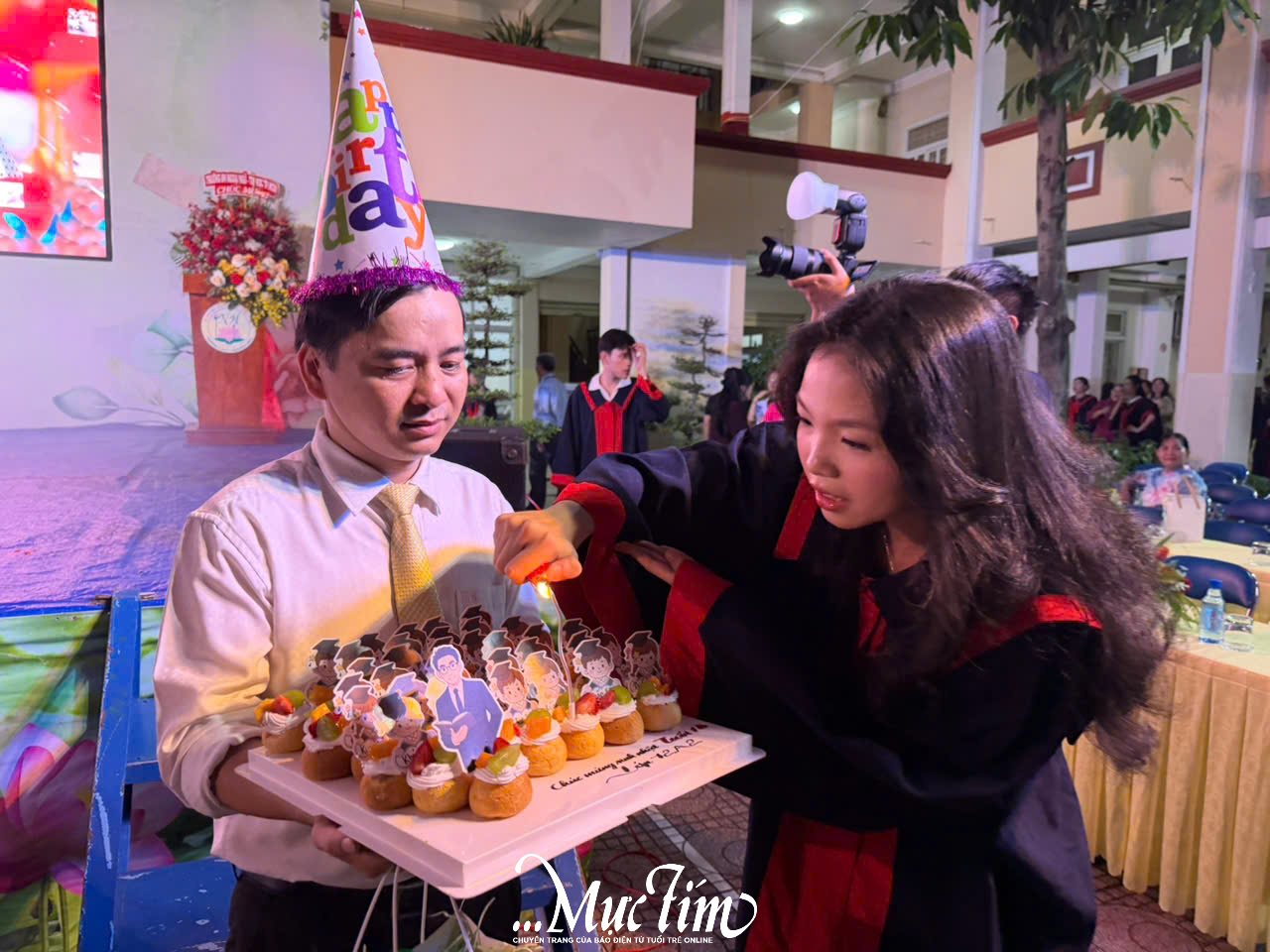 Teen Trường THPT Nguyễn Hiền cùng thổi bánh kem, bật khóc mừng tuổi 18  - Ảnh 10.