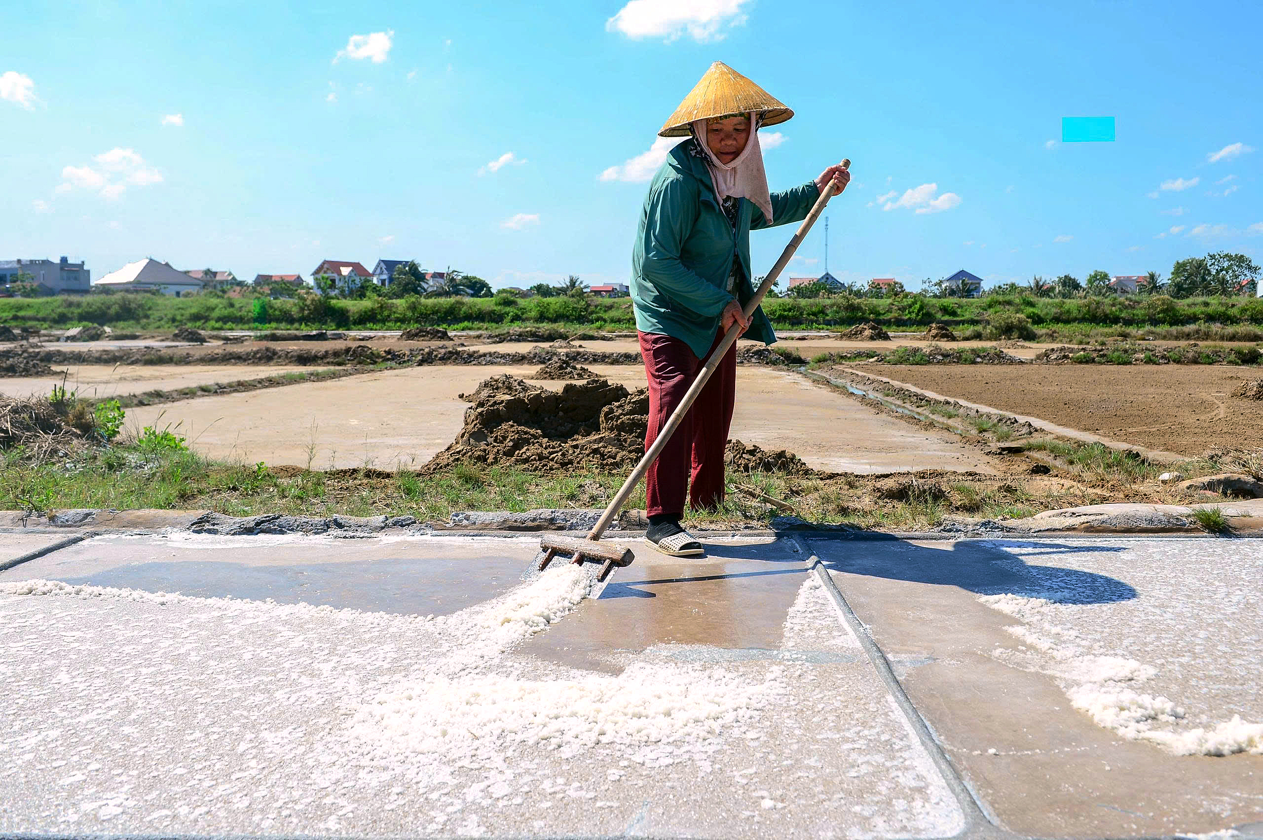 Mồ hôi mặn trên cánh đồng muối dưới chảo lửa 40 độ - Ảnh 1.
