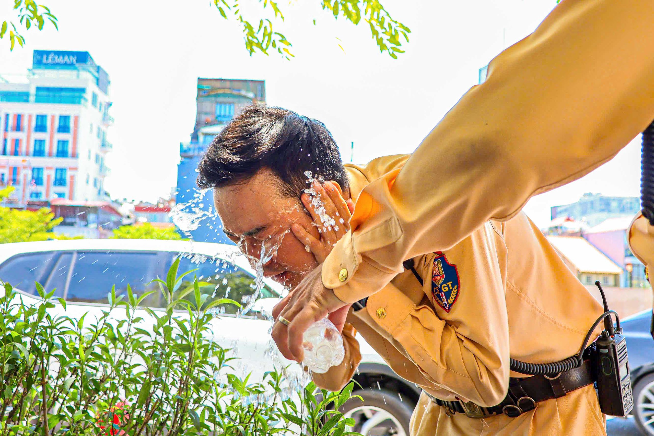 Gallery - Hanoi swelters in severe heatwave as surface temperatures hit 56 degrees Celsius at midday - image 38