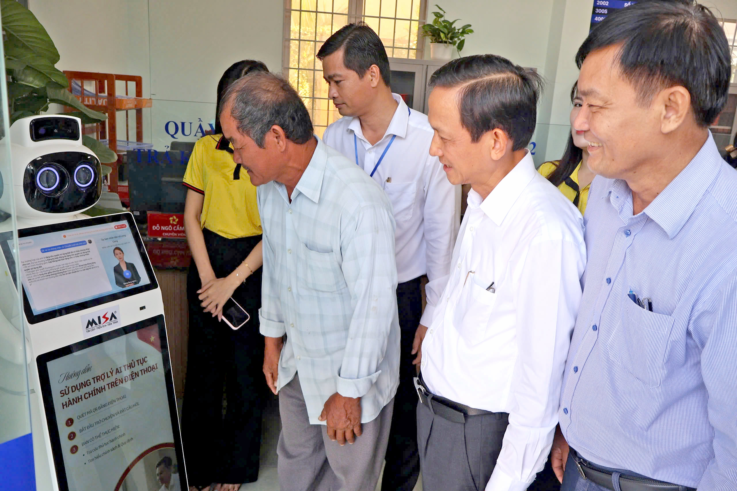 Xã đầu tiên của Tây Ninh thử nghiệm robot lễ tân, gửi lời chào và hướng dẫn người dân - Ảnh 1.