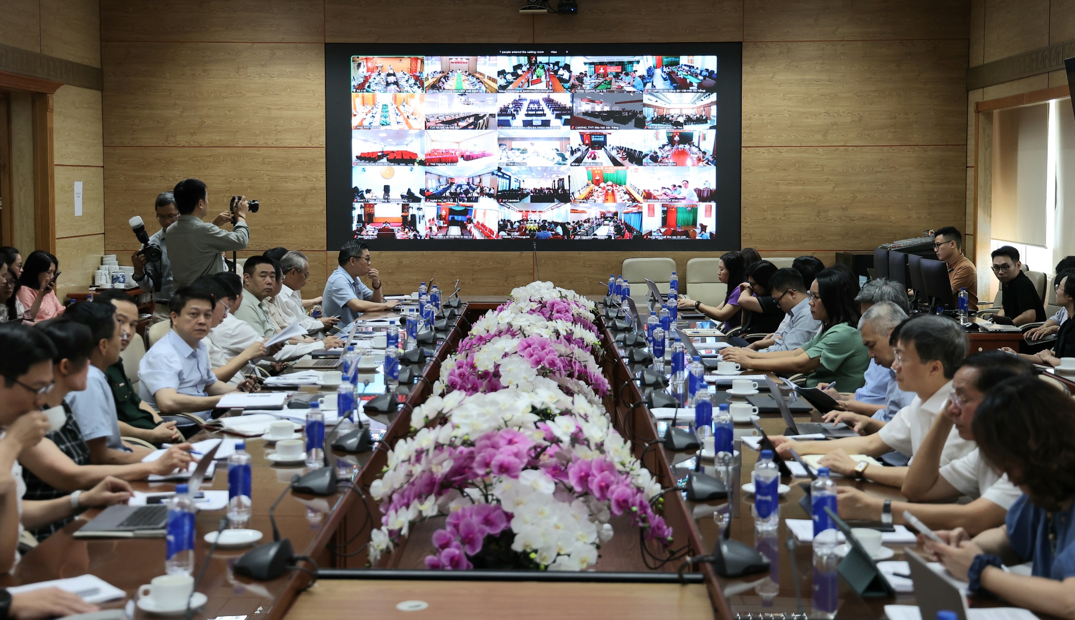 Sinh viên y tế dự phòng, công cộng, dinh dưỡng được hỗ trợ học phí, cấp học bổng - Ảnh 1. Từ 1-7: Thay đổi cách chống dịch; sinh viên y học dự phòng được cấp học bổng - Ảnh 1.