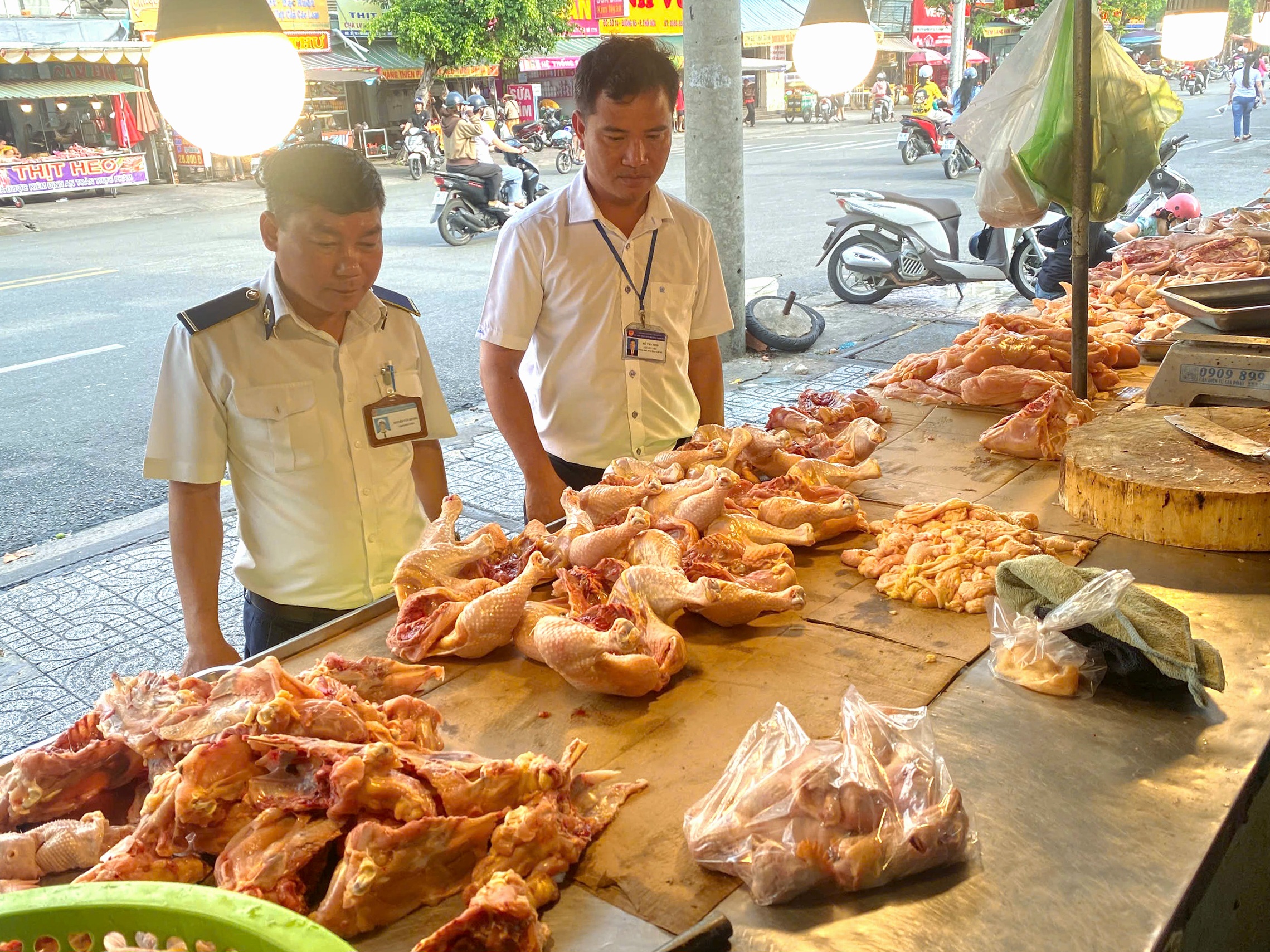 TP.HCM: Tăng kiểm tra tại các chợ, nhiều tiểu thương bị phạt vì địa điểm giết mổ gà, vịt - Ảnh 1.