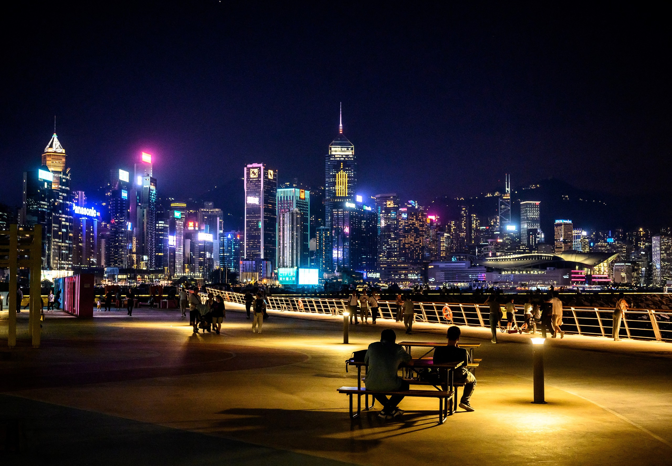 Hong Kong vượt Thụy Sĩ, thành trung tâm tài sản xuyên biên giới lớn nhất thế giới - Ảnh 1.