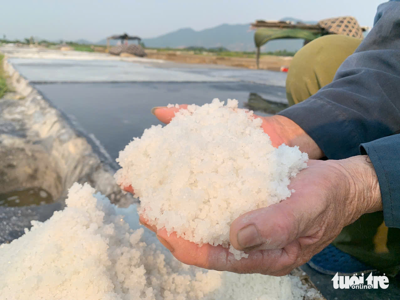 Nhọc nhằn nghề làm muối giữa trời nắng như đổ lửa - Ảnh 4.