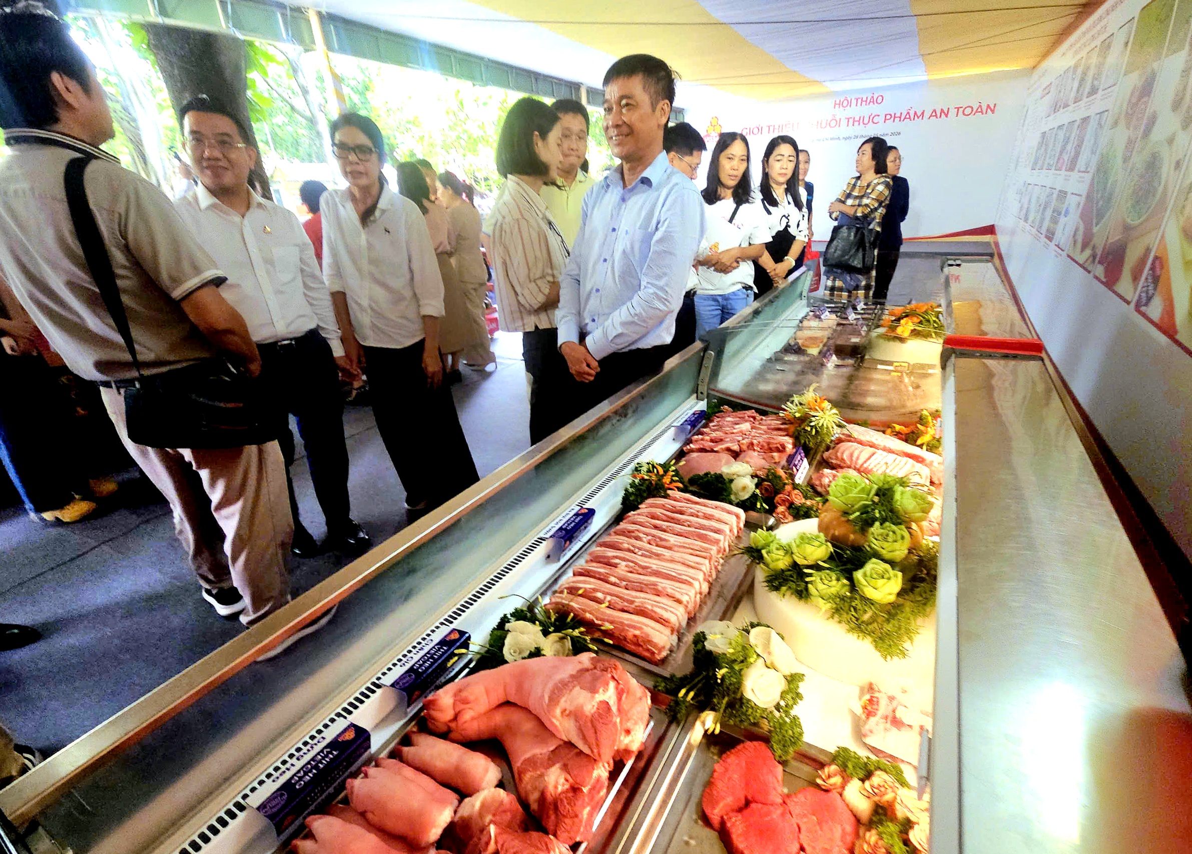 Với hơn 2,5 triệu học sinh, TP.HCM làm gì để suất ăn học đường được an toàn? - Ảnh 1.