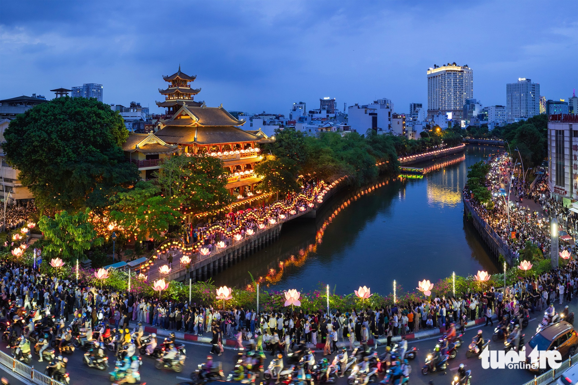 Hàng ngàn người về chùa Pháp Hoa thả hoa đăng cầu bình an mùa Phật đản - Ảnh 1.