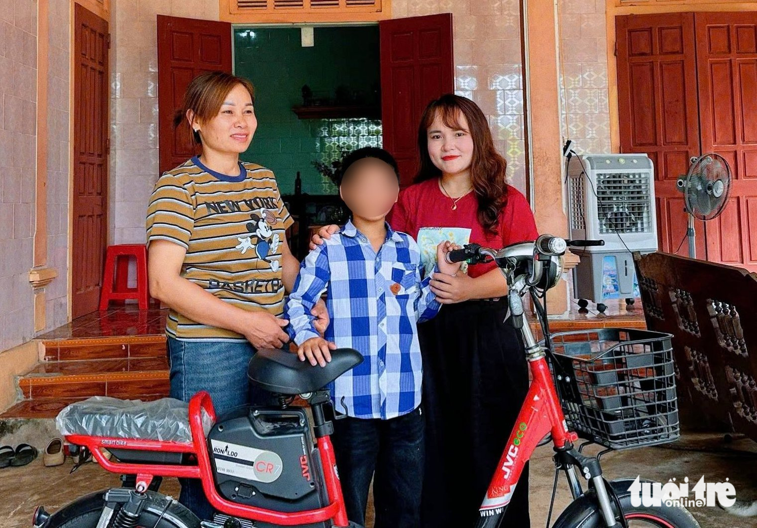 Mở sổ tiết kiệm 200 triệu đồng cho bé trai nghi bị bạo hành - Ảnh 2.