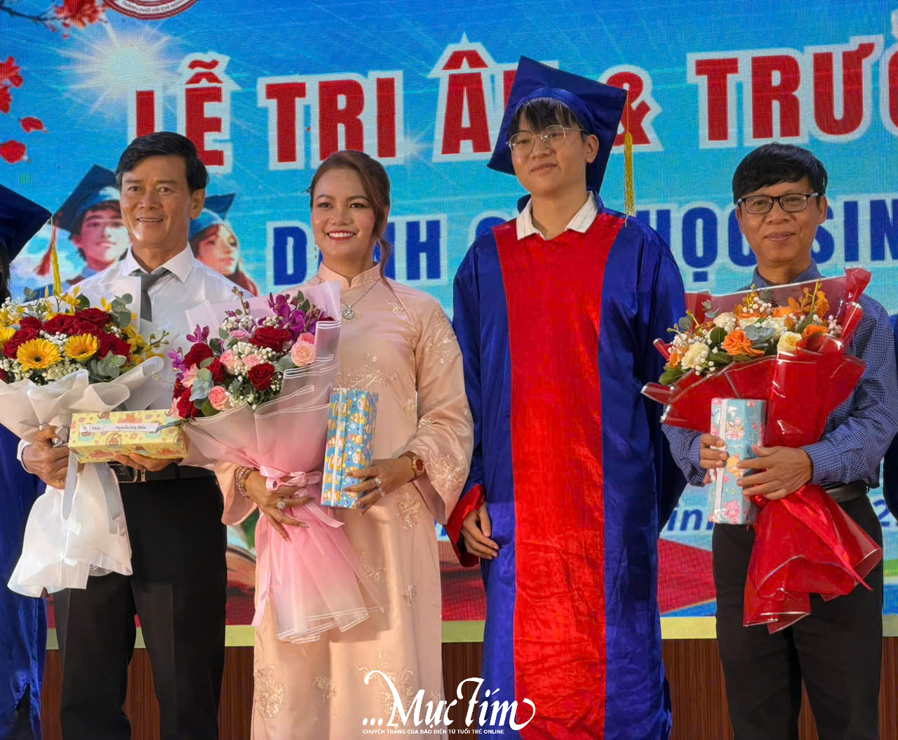Teen 12 Trường THPT Tạ Quang Bửu viết thư tay gửi phụ huynh trong lễ tri ân và trưởng thành - Ảnh 2.