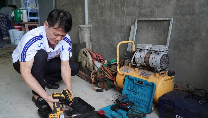 Đình chỉ điều tra vụ cựu hiệu trưởng ở Cà Mau bị tuyên 7 năm tù vì làm đồ dùng cho học sinh - Ảnh 1.