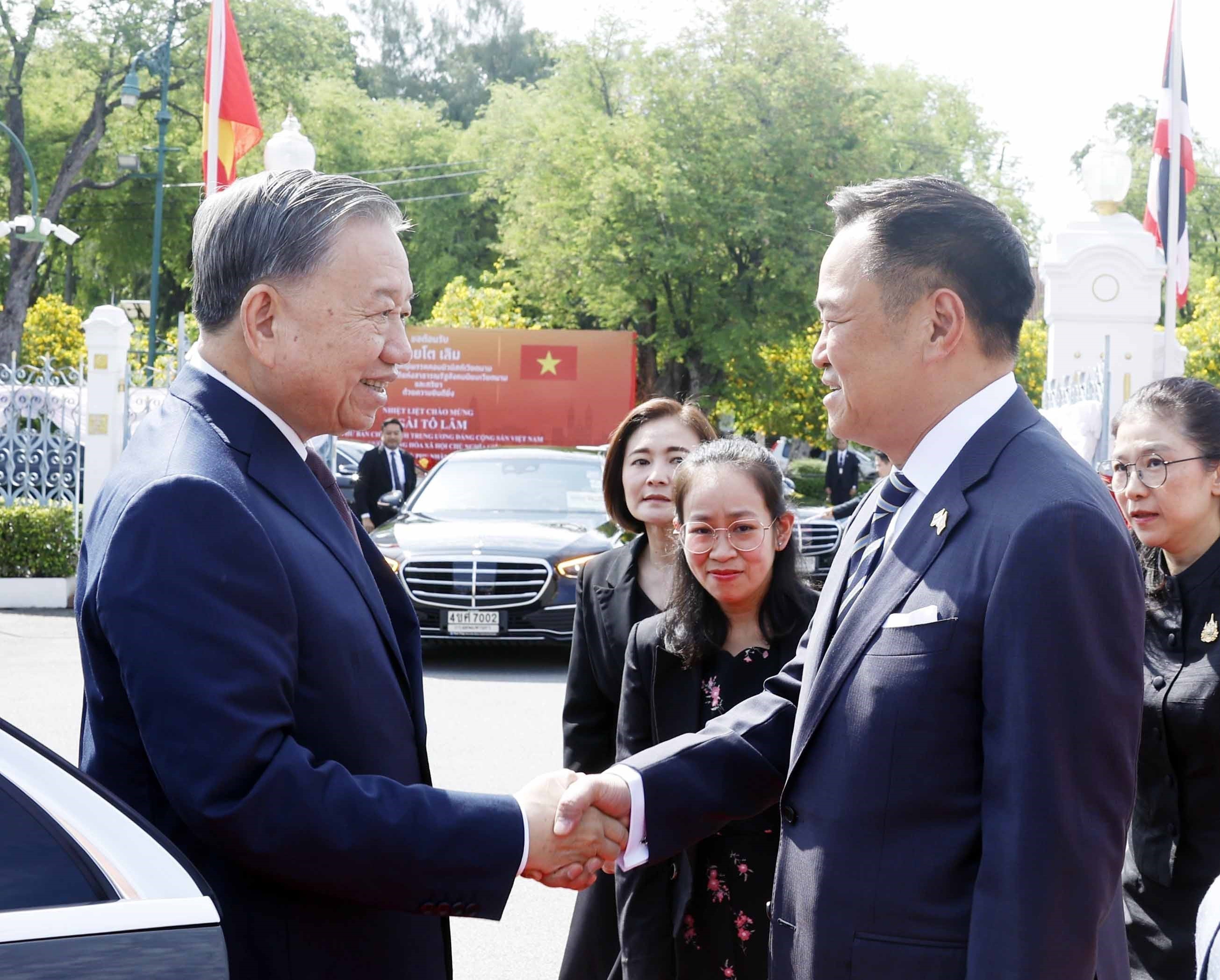 Việt Nam - Thái Lan: Cùng mạnh hơn khi đứng chung - Ảnh 1. Việt Nam - Thái Lan - Ảnh 1.